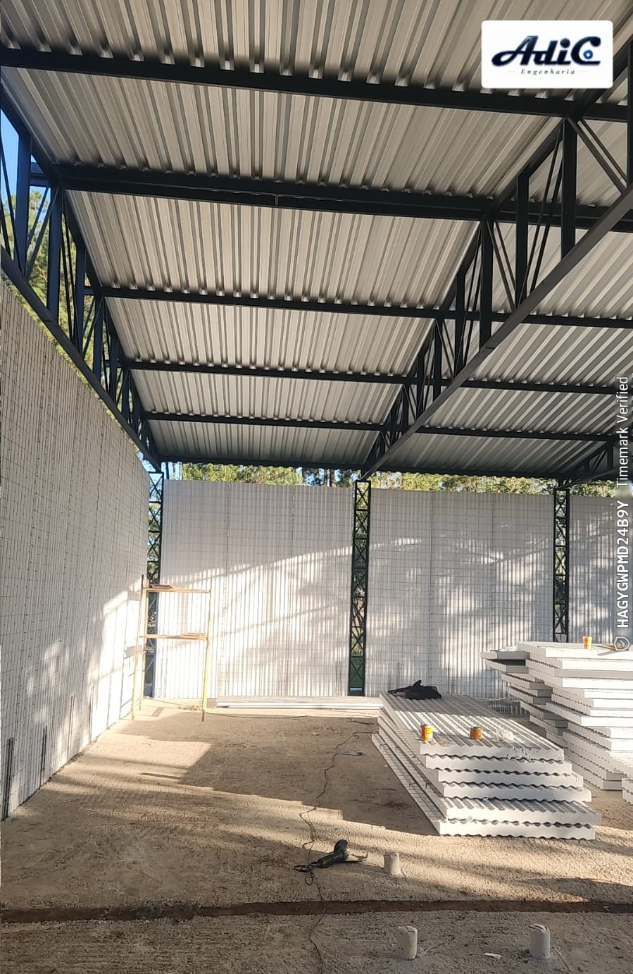 Painéis monolíticos em EPS instalados em uma estrutura de obra.